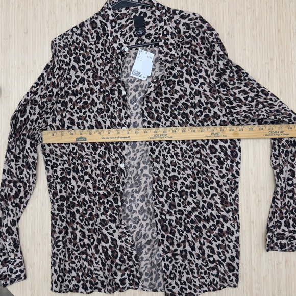 H&M leopard Print Button up - size Large - Picture 3 of 5